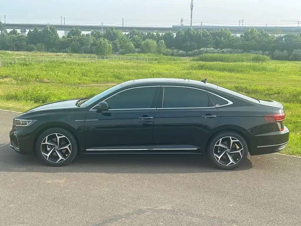 Volkswagen Passat 2023 — фото 3