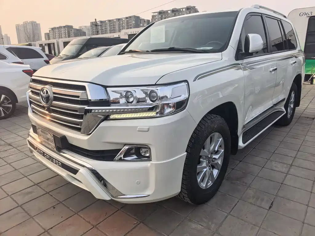 Toyota Land Cruiser 2018 — фото 2