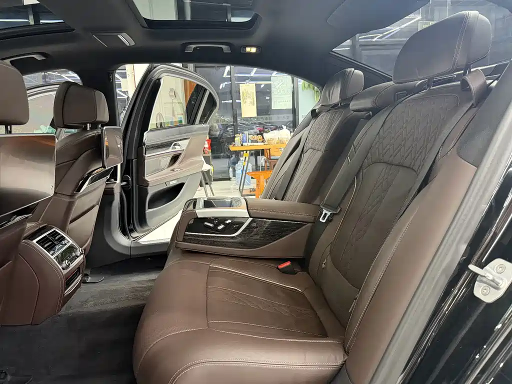 BMW 7 Series 2018 — фото 15