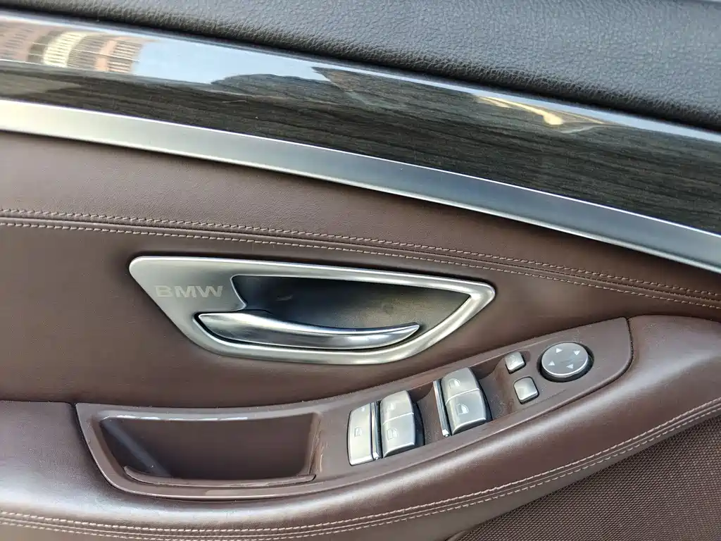BMW 5 Series 2015 — фото 21