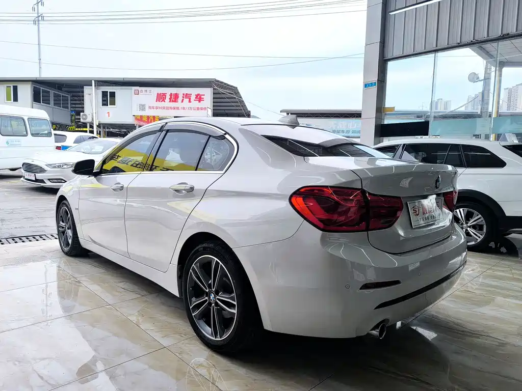 BMW 1 Series 2018 — фото 9
