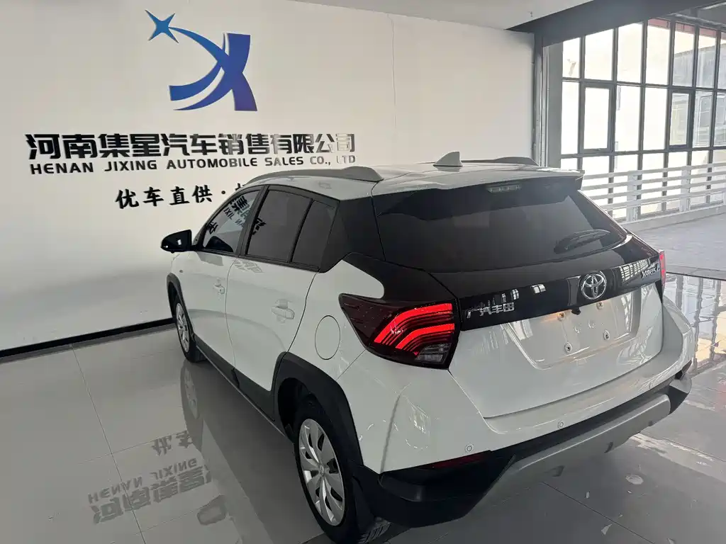 Toyota Yaris L 2023 — фото 12