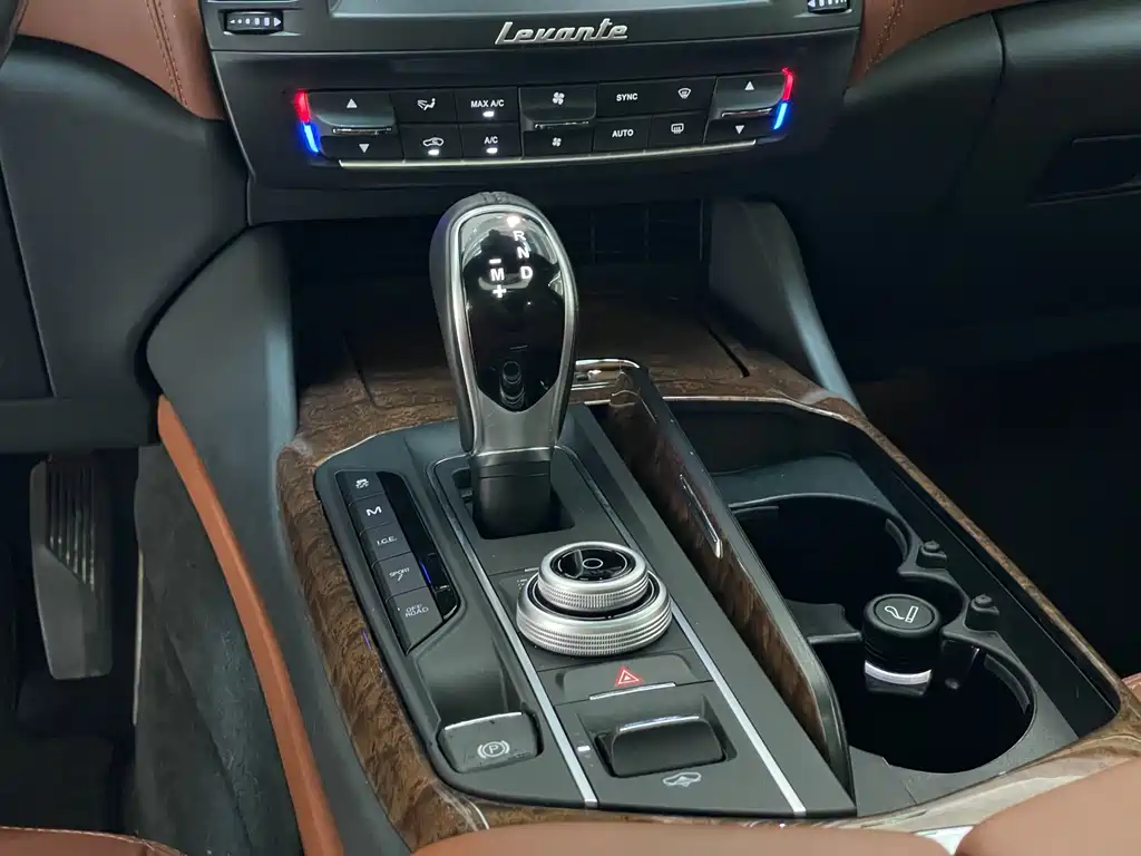 Maserati Levante 2017 — фото 18