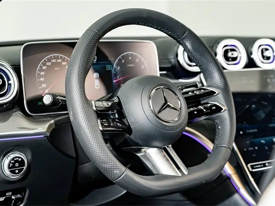 Mercedes-Benz C-Class 2024 — фото 11