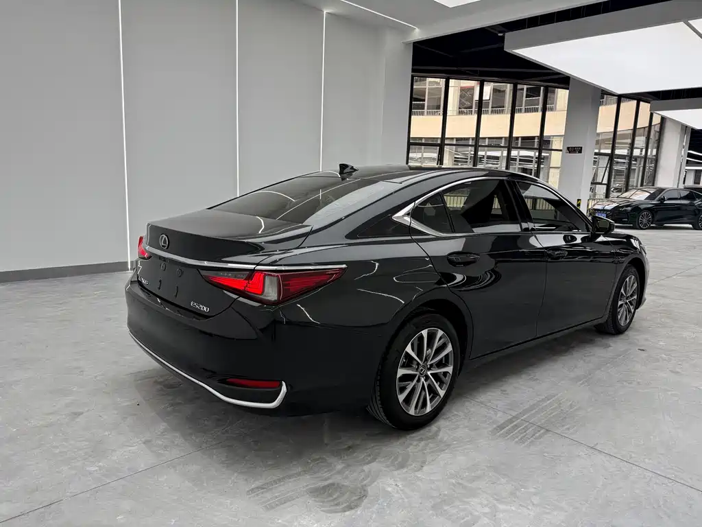 Lexus ES 2023 — фото 15