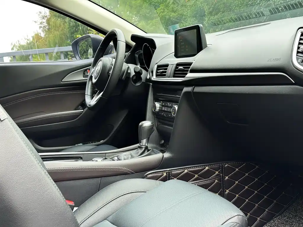 Mazda 3 Axela 2018 — фото 12