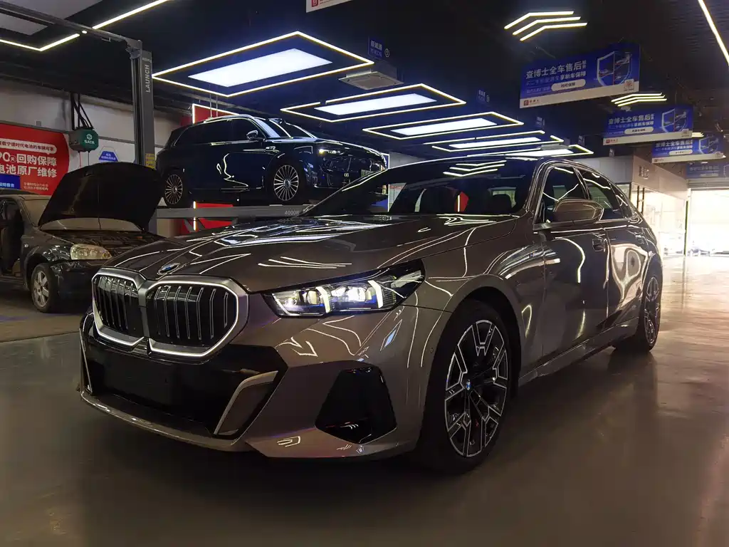 BMW 5 Series 2025 — фото 1