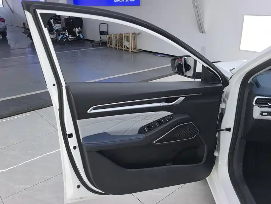 Geely Emgrand 2021