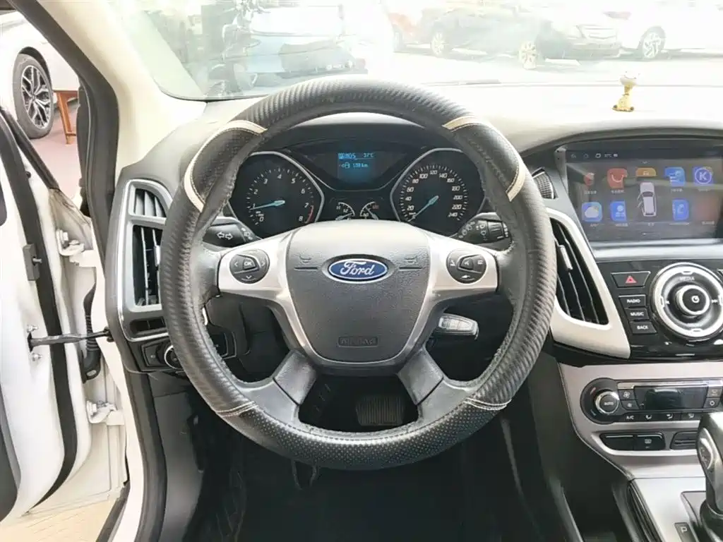Ford Focus 2014 — фото 11