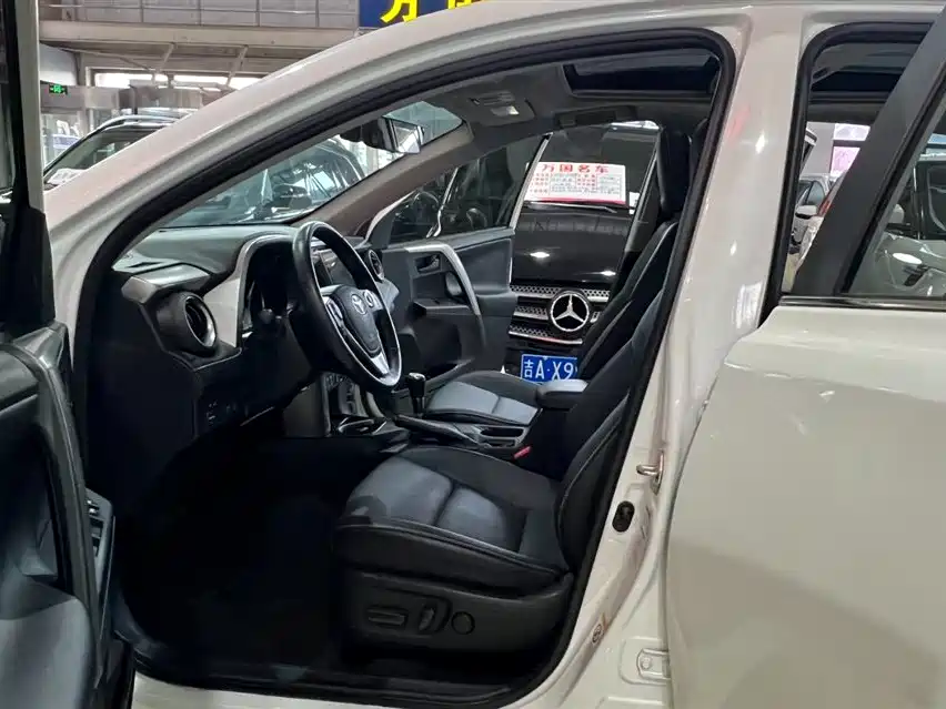 Toyota RAV4 2017 — фото 19