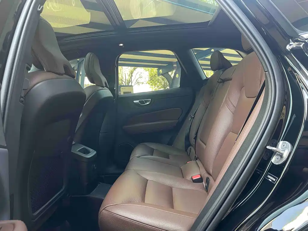 Volvo XC60 PHEV 2022 — фото 11
