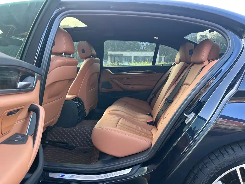 BMW 5 Series 2018 — фото 35