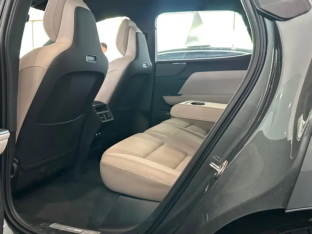 Volvo XC70 PHEV 2025 — фото 11