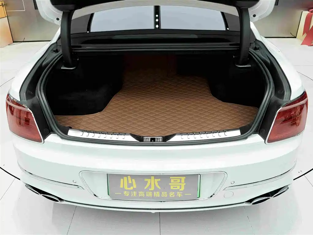 Bentley Flying Spur Plug-In Hybrid 2023 — фото 30