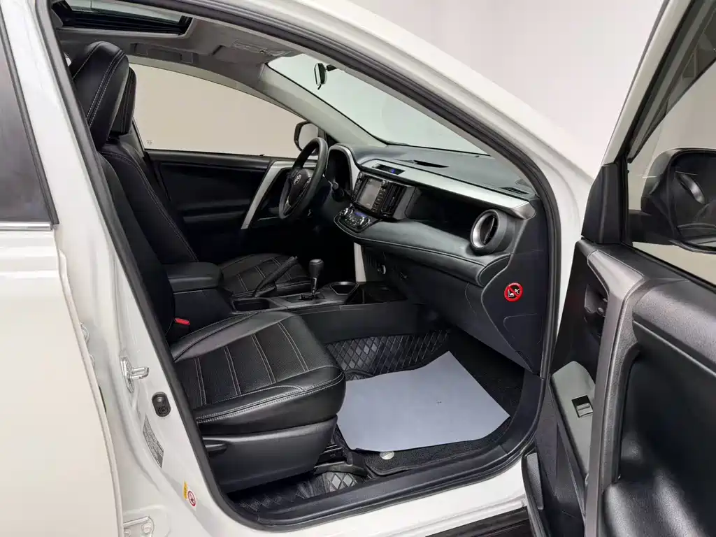 Toyota RAV4 2017 — фото 12