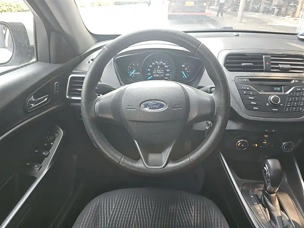 Ford Escort 2019 — фото 11