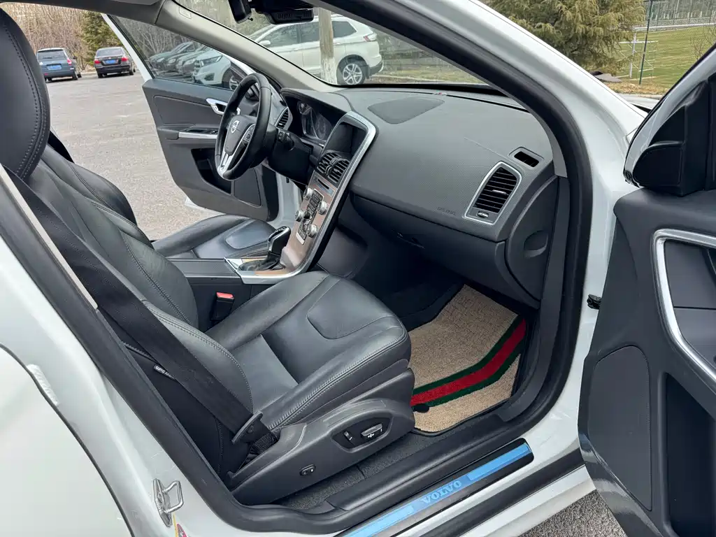 Volvo XC60 2017 — фото 13