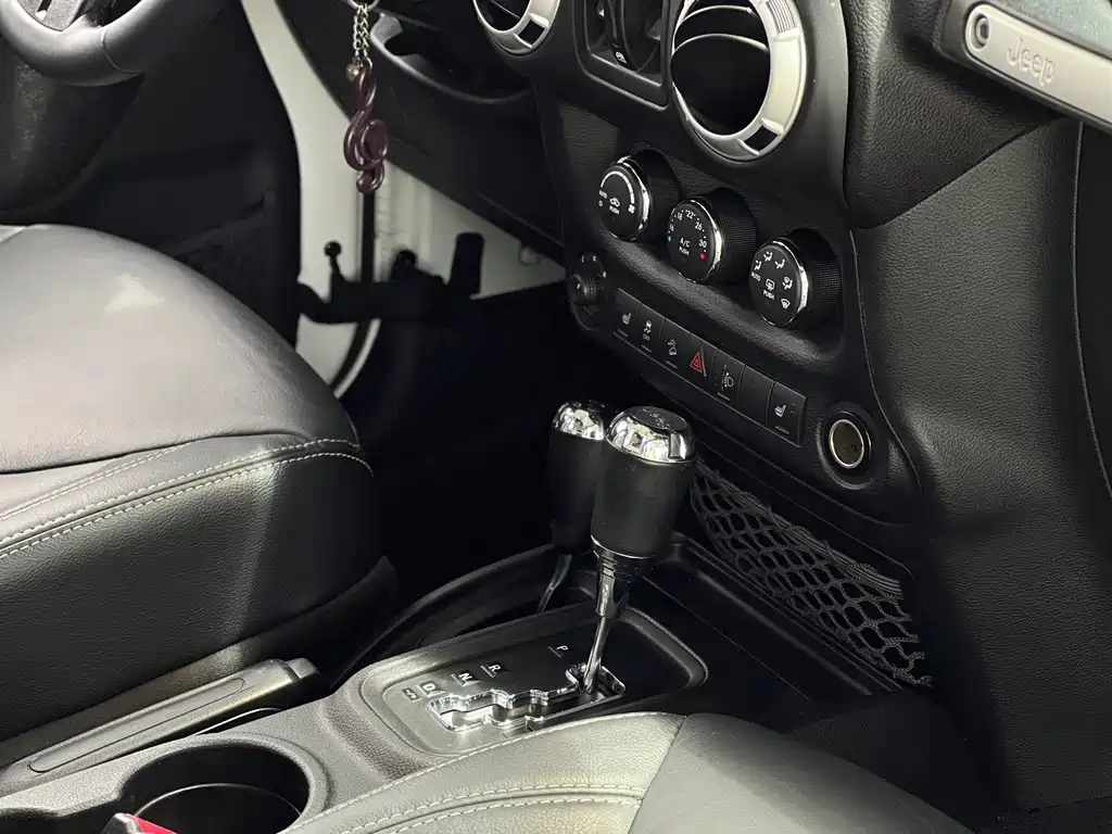 Jeep Wrangler 2016 — фото 13