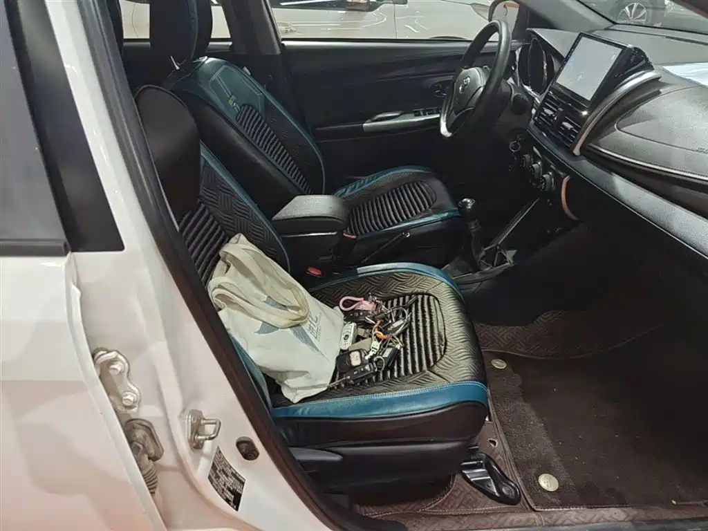 Toyota Yaris L 2015 — фото 25