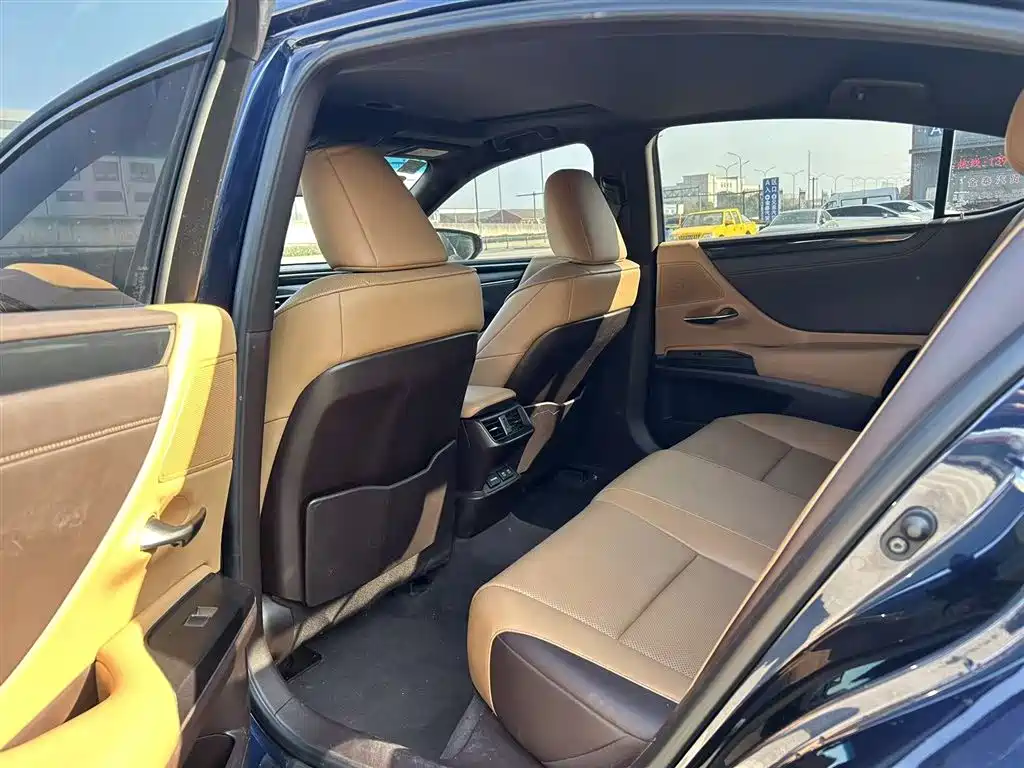 Lexus ES 2020 — фото 10