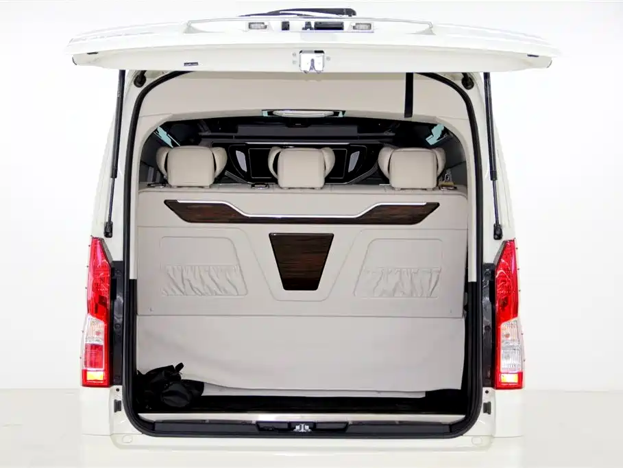 Toyota Hiace 2021 — фото 37