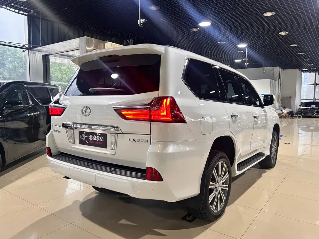 Lexus LX 2017 — фото 19