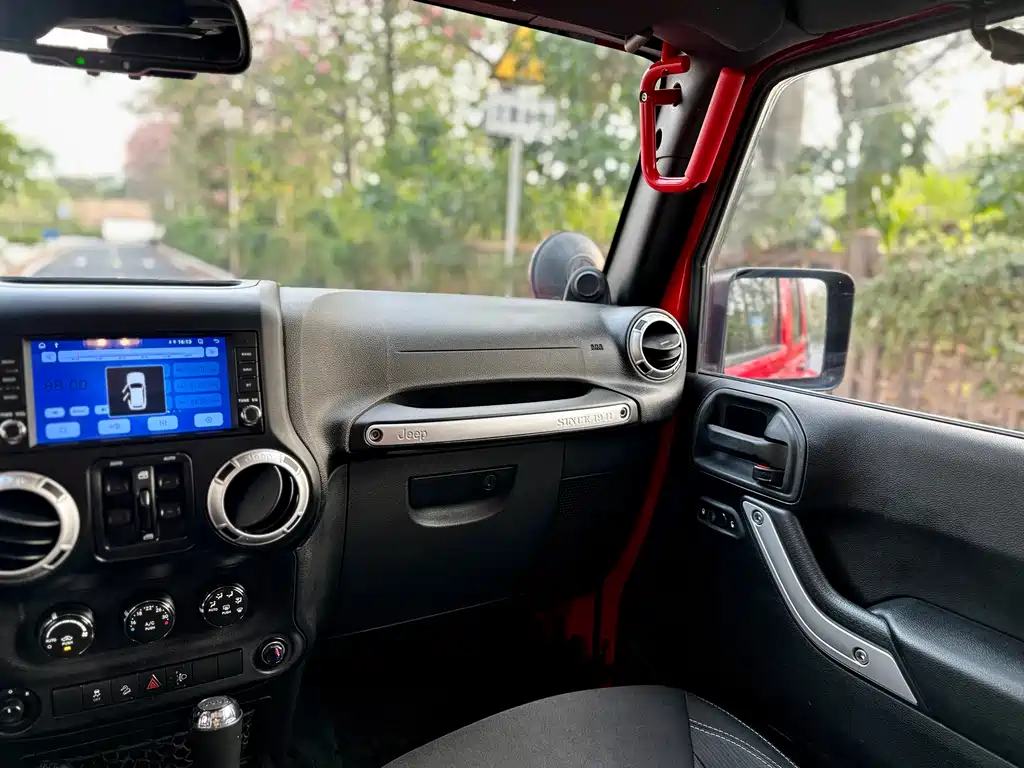 Jeep Wrangler 2015 — фото 16