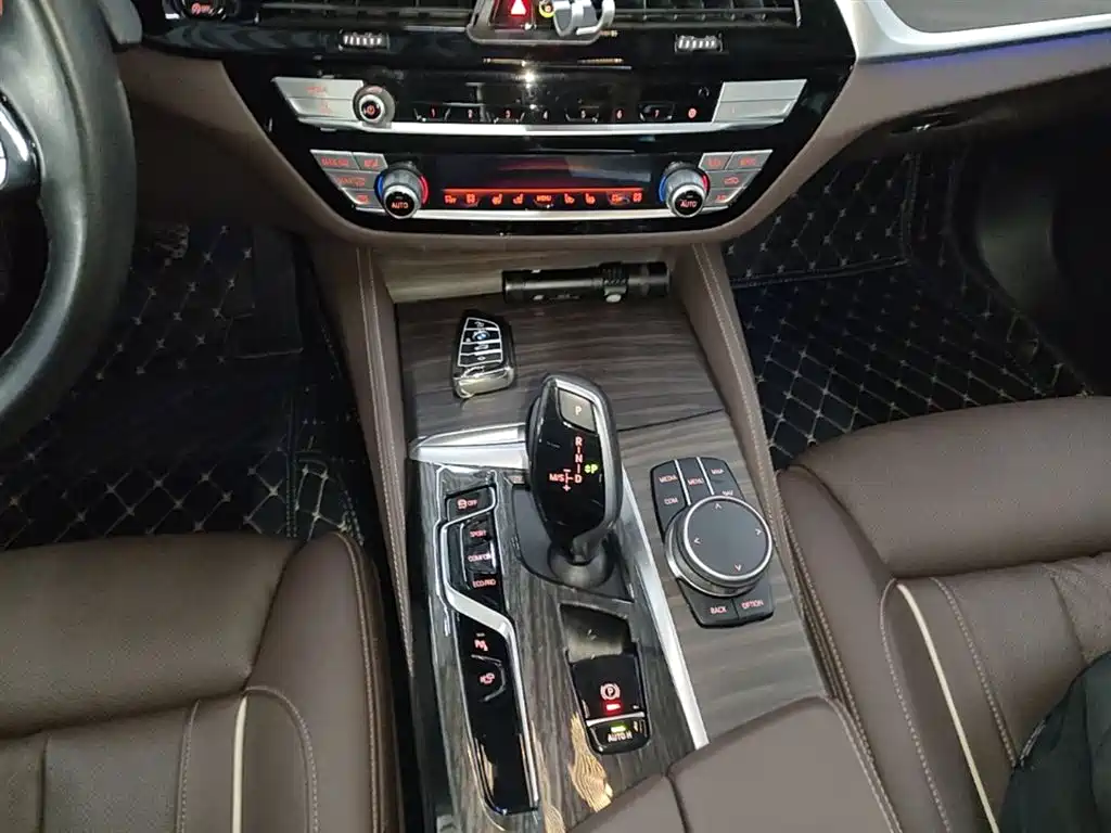 BMW 5 Series 2021 — фото 14