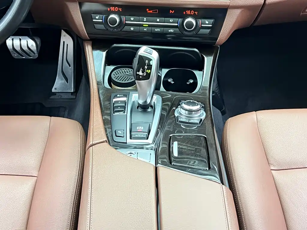 BMW 5 Series 2017 — фото 25
