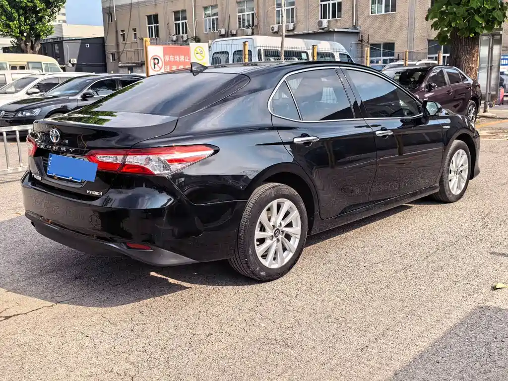 Toyota Camry 2021 — фото 11