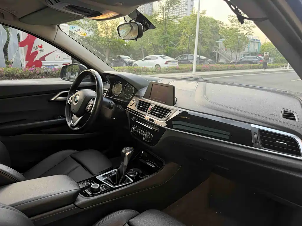 BMW 1 Series 2018 — фото 11