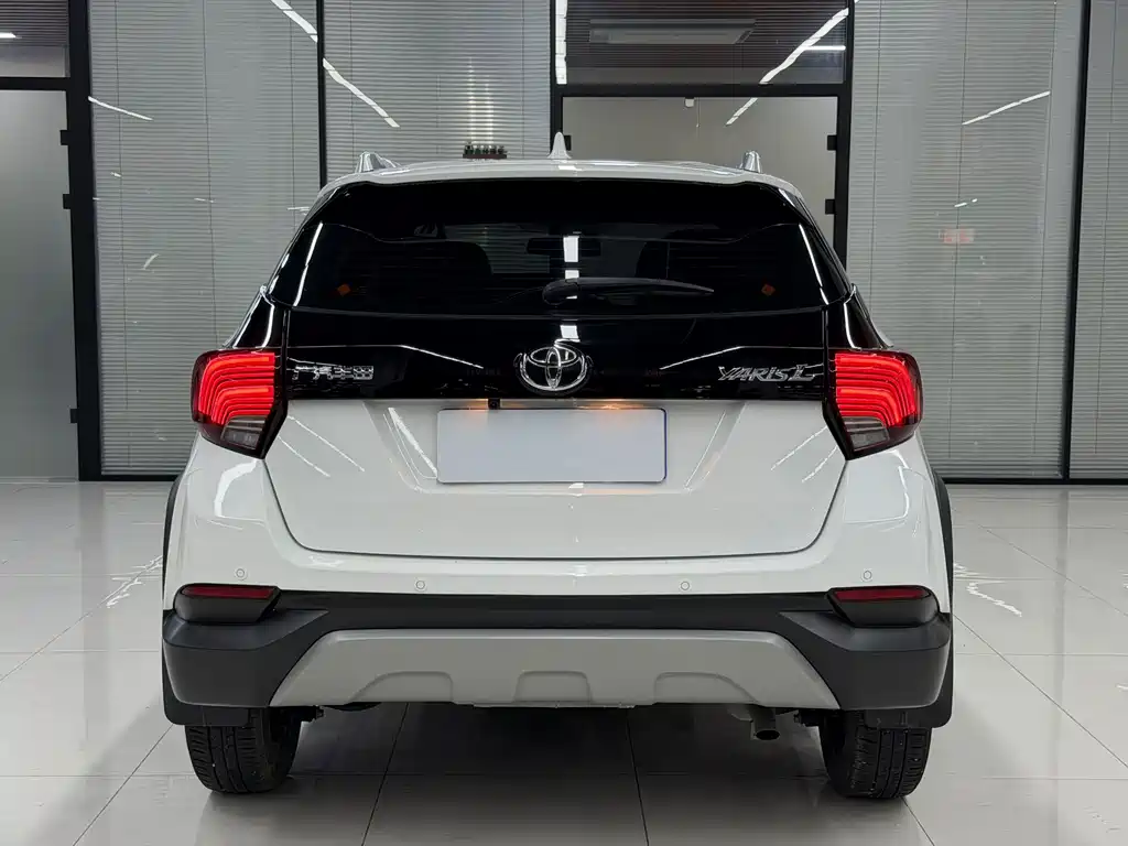 Toyota Yaris L 2022 — фото 20
