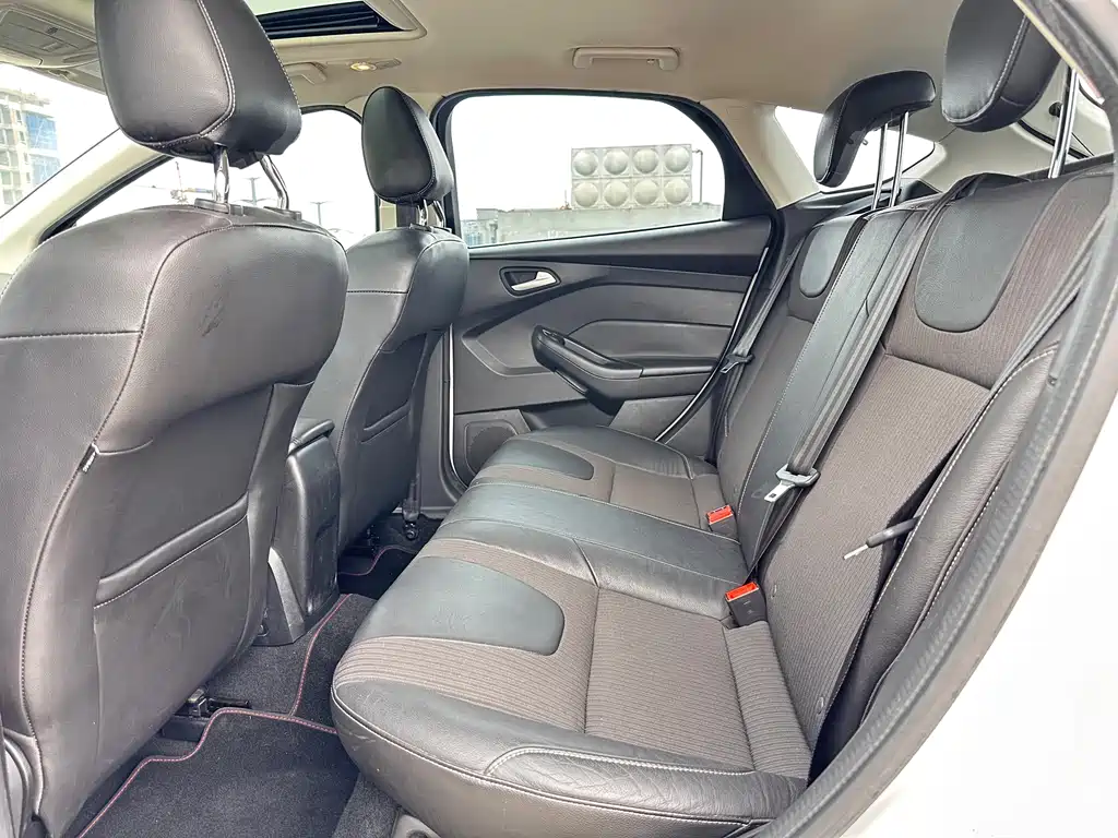 Ford Focus 2014 — фото 17