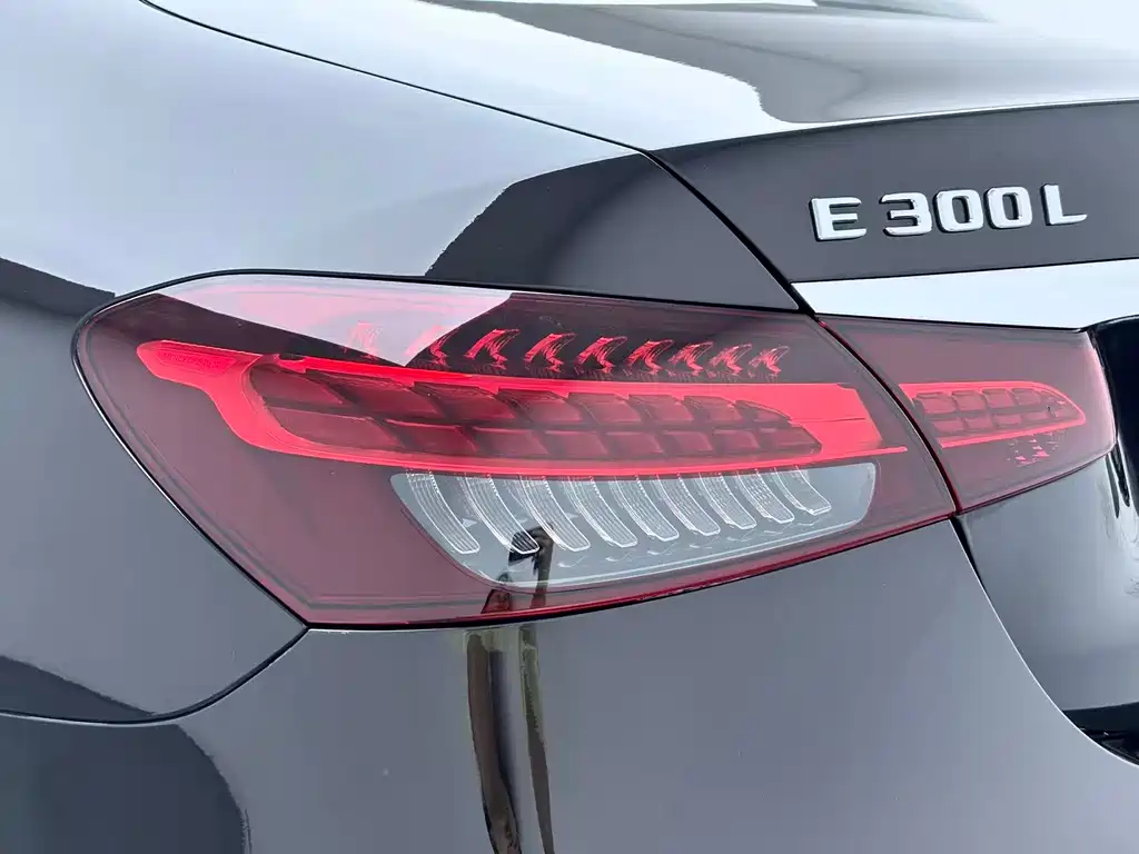 Mercedes-Benz E-Class 2023 — фото 12