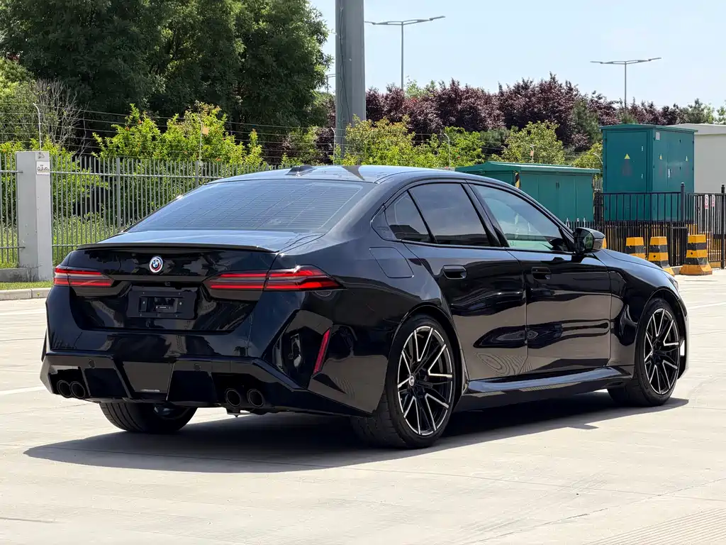 BMW M5 New Energy 2025 — фото 6