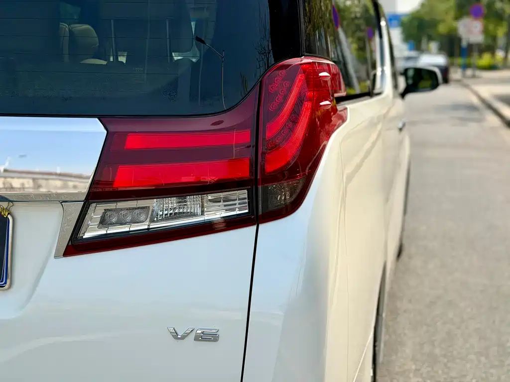 Toyota Alphard 2017 — фото 11
