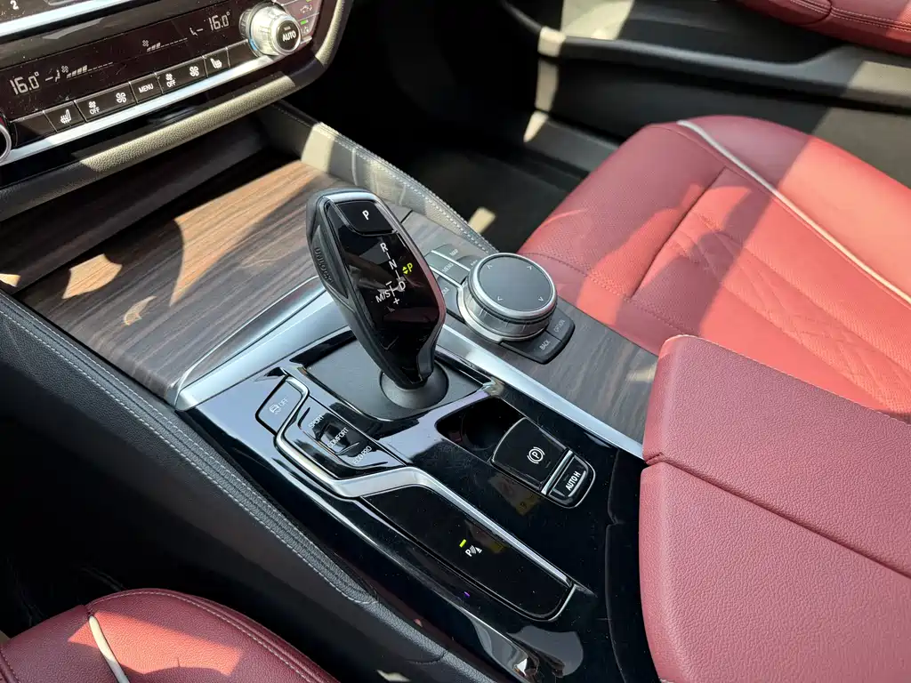 BMW 5 Series 2022 — фото 16
