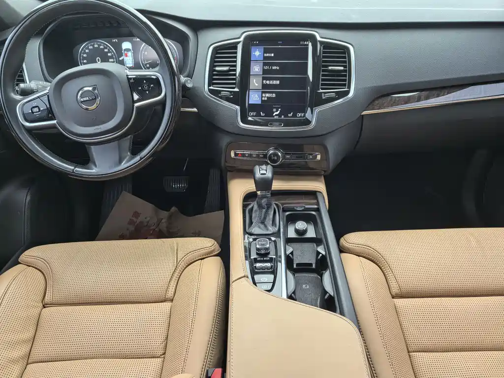 Volvo XC90 2017 — фото 11