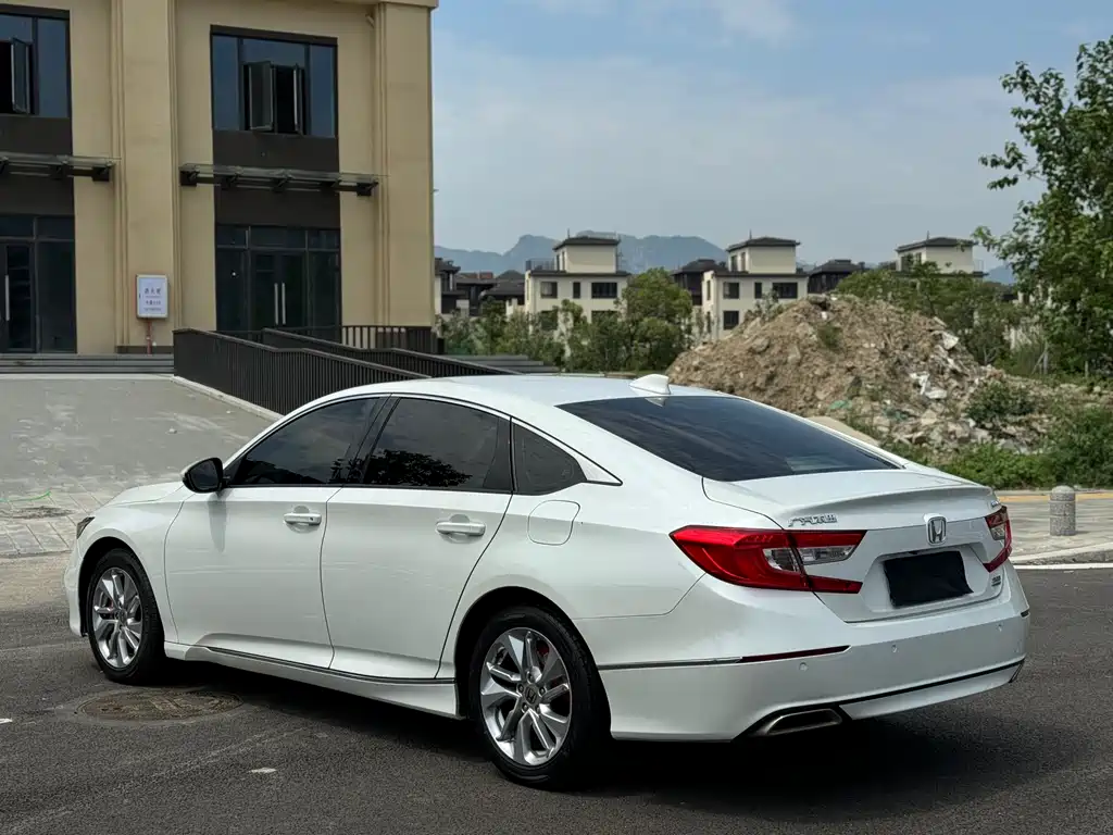 Honda Accord 2018 — фото 9