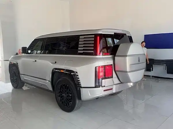 Yangwang U8 2024