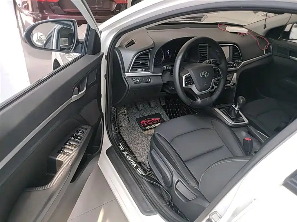 Hyundai Elantra 2017 — фото 16