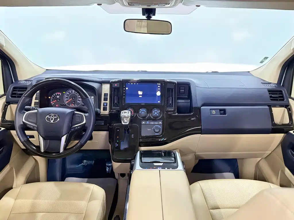 Toyota Hiace 2023 — фото 13