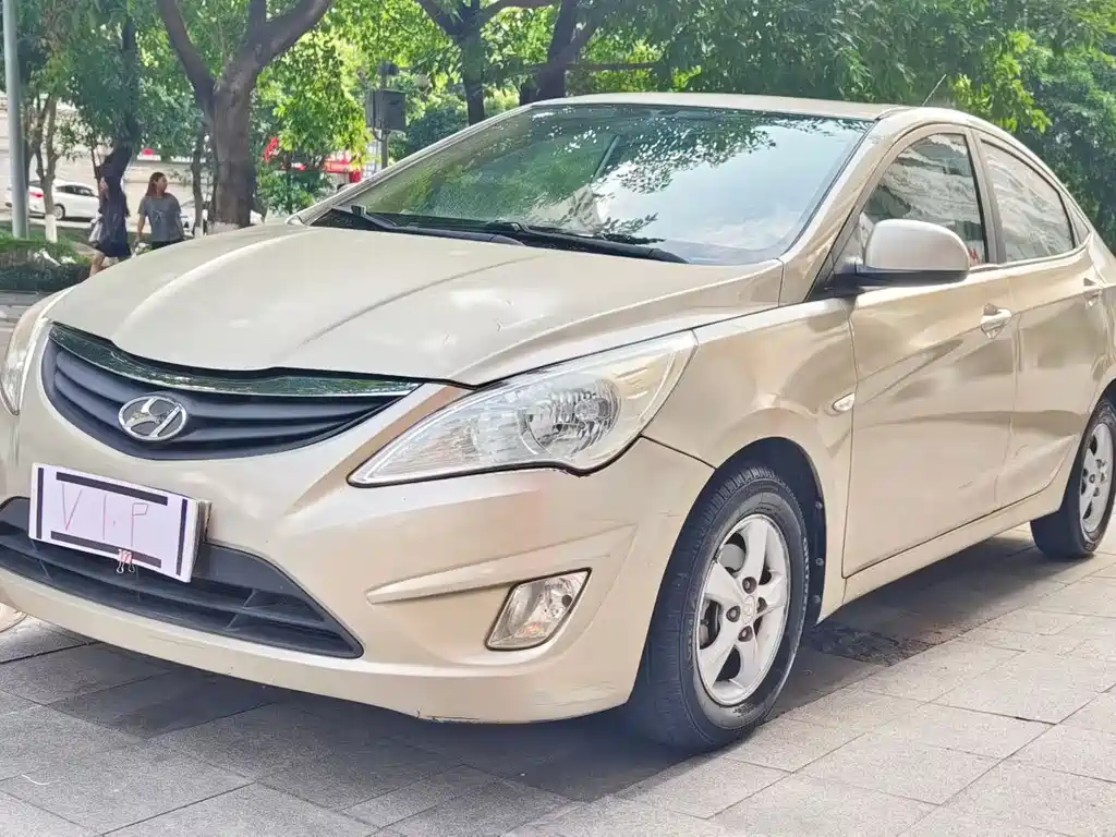 Hyundai Accent 2012 — фото 1