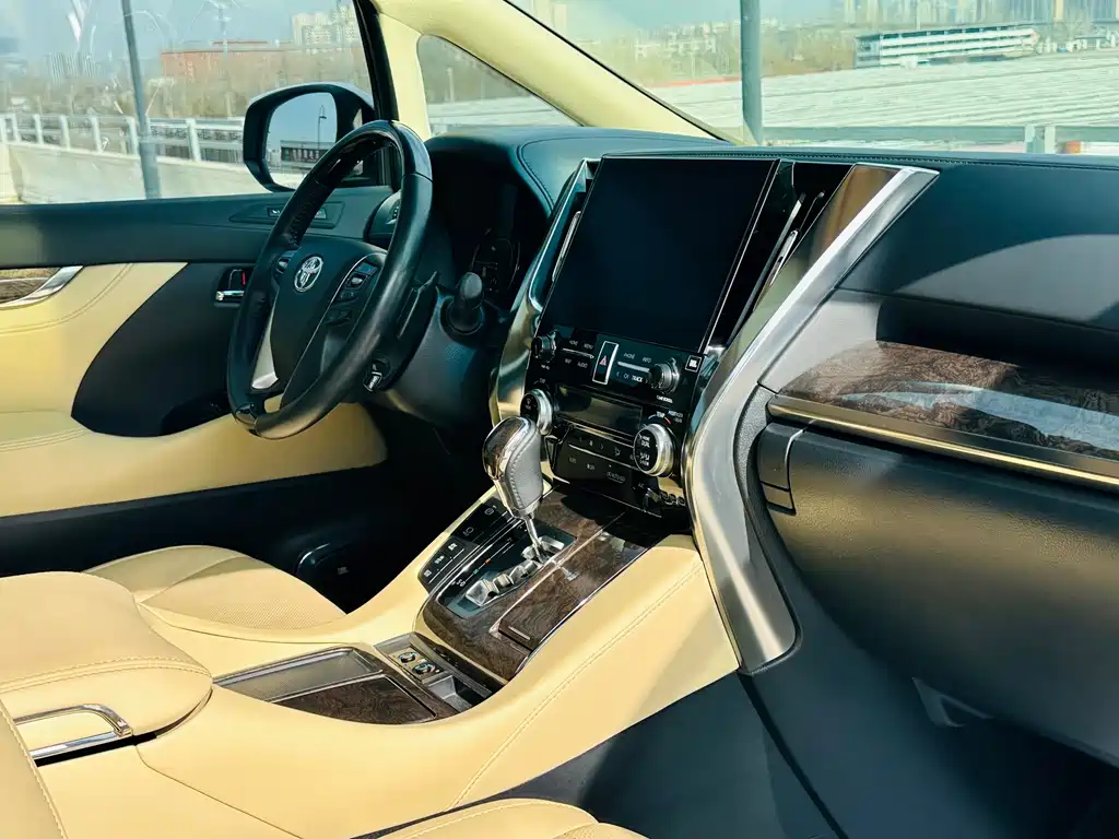 Toyota Alphard 2023 — фото 34