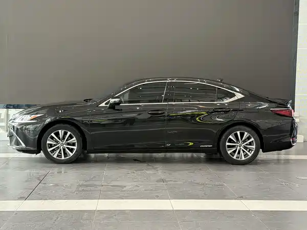 Lexus ES 2021