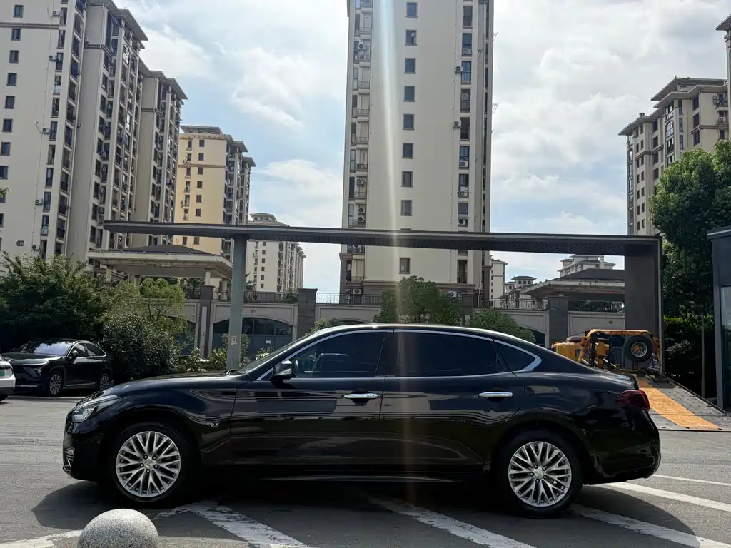 Infiniti Q70 2015