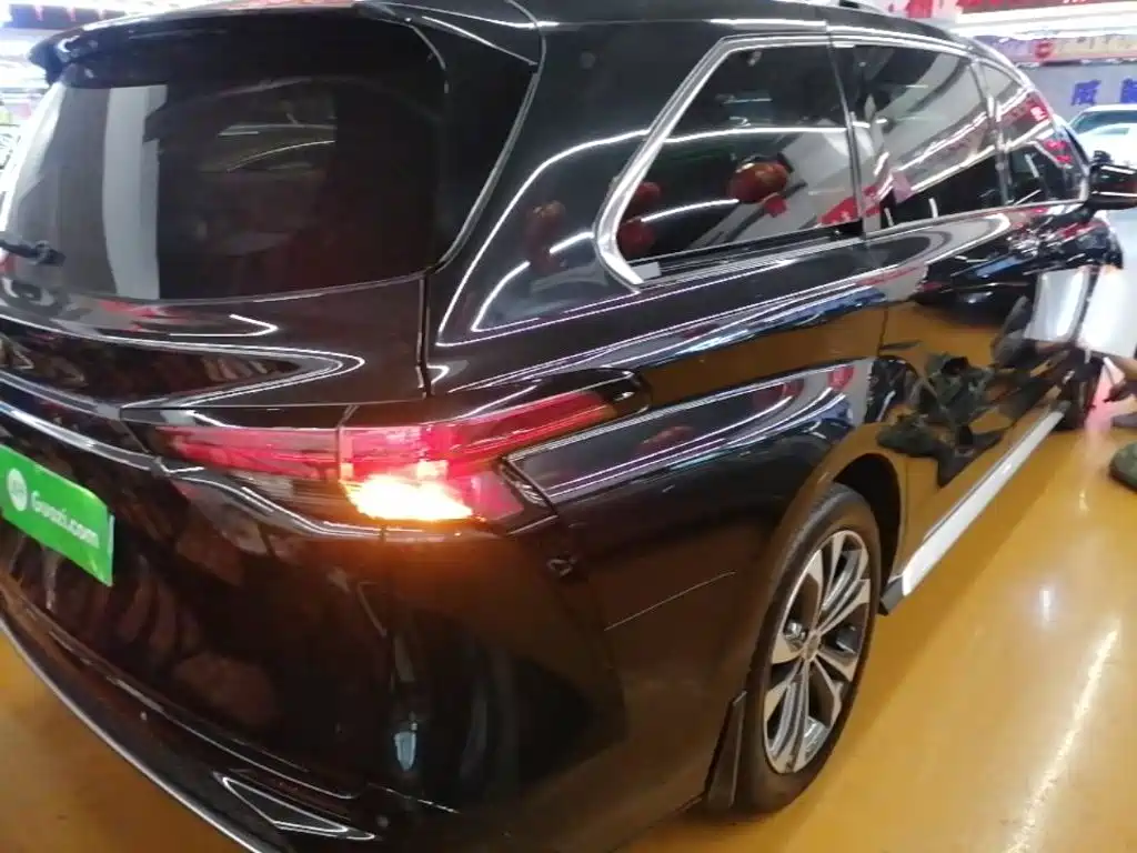 Toyota Granvia 2024
