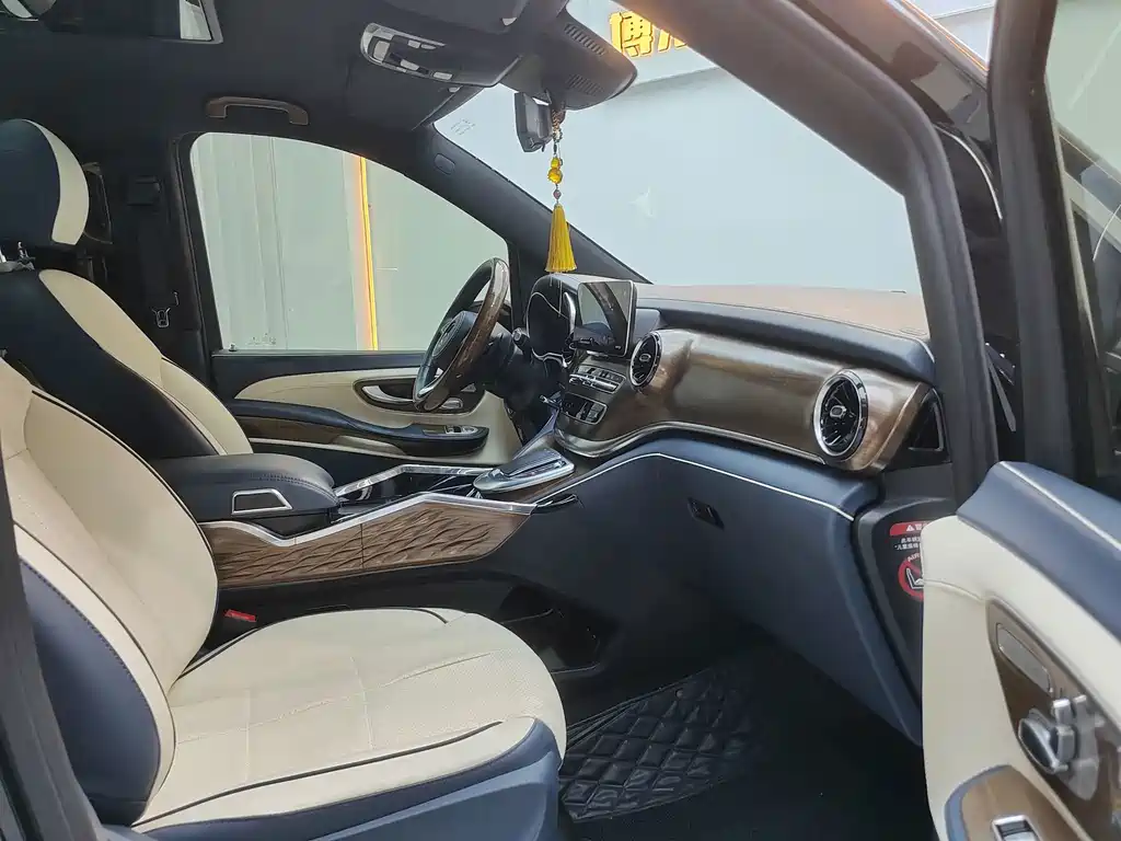 Mercedes-Benz V-Class 2022 — фото 25