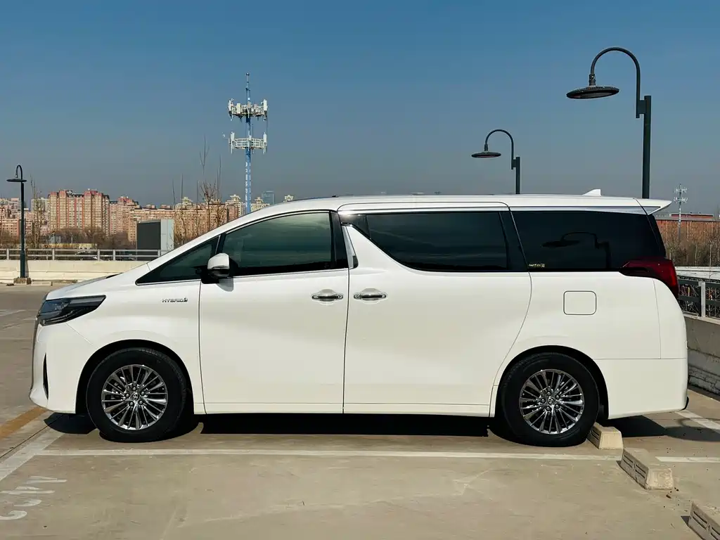 Toyota Alphard 2023 — фото 7