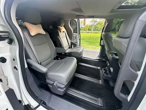 Toyota Granvia 2023
